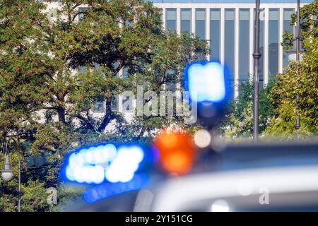 Großeinsatz der Polizei am Karolinenplatz, Blaulicht vor NS-Dokumentationszentrum, München, 5. Settembre 2024 Deutschland, München, 5. Settembre 2024, Großeinsatz der Polizei am Karolinenplatz, Tatverdächtiger mit Langwaffe von der Polizei bei Schusswechsel erschossen, Einsatz in der unmittelbaren Nähe zum NS-Dokumentationszentrum Gebäude im Hintergrund Mitte links und zu Israelischen Generalkonsulat, Blaulicht, Brienner Straße im Bereich Karolinenplatz gesperrt, Large Stam, servizio di polizia di fronte, Sichenenplatz, servizio di fronte a Monaco Foto Stock