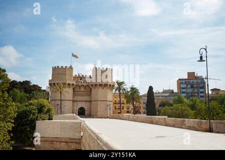 Il patrimonio valenciano delle Torres de Serranos offre vista dal ponte in estate Foto Stock