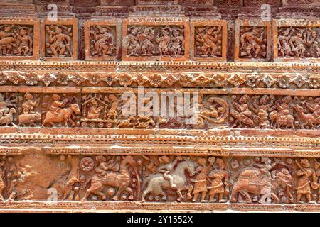 Vista ravvicinata della terracotta scolpita sull'antico tempio Govinda nel complesso religioso di Puthia, Rajshahi, Bangladesh Foto Stock