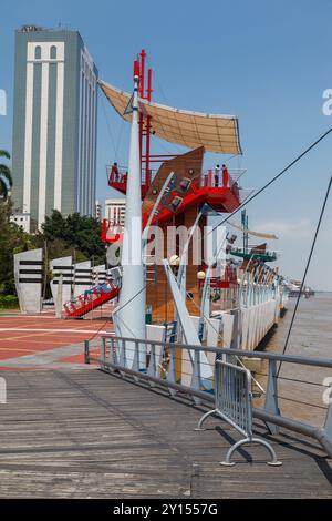 La passerella Malecon 2000 e il fiume Guayas ni Guayaquil, Ecuador Foto Stock