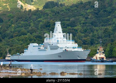 Erskine, Scozia, Regno Unito. 5 settembre 2024. Viste aeree della fregata HMS Cardiff Type 26 che naviga sotto il ponte Erskine, durante il tragitto da Glenmallan al cantiere BAE sul fiume Clyde a Scotstoun a Glasgow. La fregata è stata portata a Glenmallan per essere lanciata in acque profonde e ora sarà allestita presso il cantiere navale di Scotstoun. PIC; Iain Masterton/ Alamy Live News Foto Stock