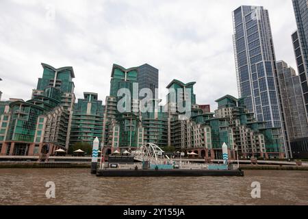 St George Wharf, uno sviluppo residenziale e ad uso misto lungo il fiume, Vauxhall, Londra, Regno Unito. Lo sviluppo ha un molo dedicato agli autobus fluviali. Foto Stock