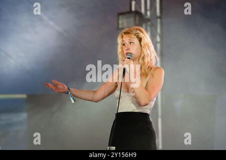 LAMBRINI GIRLS, CONCERTO, 2024: Phoebe Lunny cantante e chitarrista della punk band Lambrini Girls suona il far Out Stage. Quarto giorno del Green Man Festival 2024 al Glanusk Park, Brecon, Galles, il 18 agosto 2024. Foto: Rob Watkins. INFO: Le Lambrini Girls sono una band punk britannica, nota per le loro esibizioni energiche e l'atteggiamento disinvolto. Con riff di chitarra grintosi e testi ribelli, affrontano temi di empowerment, identità e problemi sociali, portando un tocco feroce e femminista alla scena punk. Foto Stock