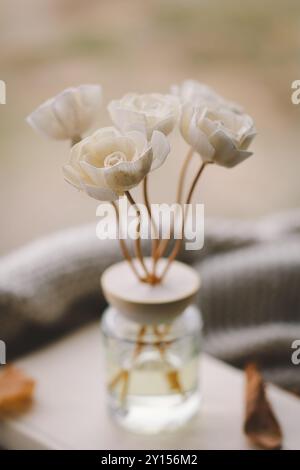 Accogliente ambiente interno con bastoncini Incense per la casa Foto Stock