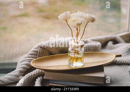 Accogliente ambiente interno con bastoncini Incense per la casa Foto Stock