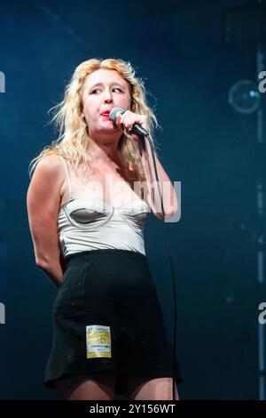 LAMBRINI GIRLS, CONCERTO, 2024: Phoebe Lunny cantante e chitarrista della punk band Lambrini Girls suona il far Out Stage. Quarto giorno del Green Man Festival 2024 al Glanusk Park, Brecon, Galles, il 18 agosto 2024. Foto: Rob Watkins. INFO: Le Lambrini Girls sono una band punk britannica, nota per le loro esibizioni energiche e l'atteggiamento disinvolto. Con riff di chitarra grintosi e testi ribelli, affrontano temi di empowerment, identità e problemi sociali, portando un tocco feroce e femminista alla scena punk. Foto Stock