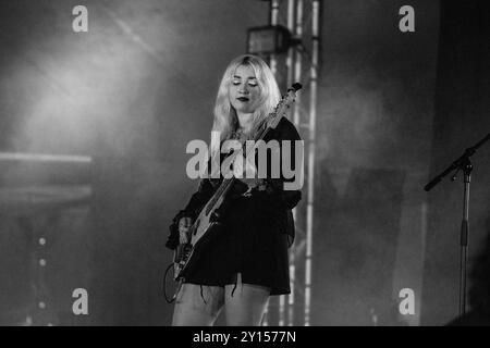 LAMBRINI GIRLS, CONCERTO, 2024: Lilly Macieira bassista della band punk Lambrini Girls suona il far Out Stage. Quarto giorno del Green Man Festival 2024 al Glanusk Park, Brecon, Galles, il 18 agosto 2024. Foto: Rob Watkins. INFO: Le Lambrini Girls sono una band punk britannica, nota per le loro esibizioni energiche e l'atteggiamento disinvolto. Con riff di chitarra grintosi e testi ribelli, affrontano temi di empowerment, identità e problemi sociali, portando un tocco feroce e femminista alla scena punk. Foto Stock