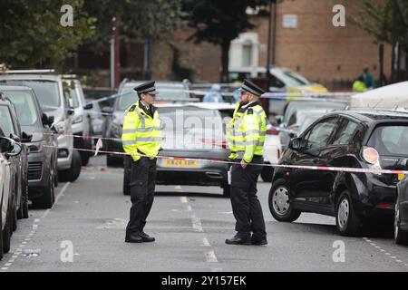 Londra, Regno Unito. 5 settembre 2024. Polizia scientifica sulla scena di Bravington Road W9, vicino a Queens Park, West London, dove un uomo di 20 anni e' stato ucciso in una sparatoria a tarda notte. Credito fotografico: Ben Cawthra/Sipa USA credito: SIPA USA/Alamy Live News Foto Stock