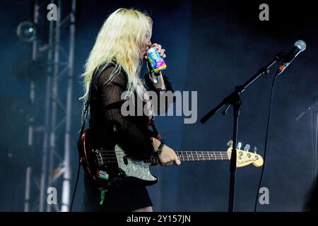 LAMBRINI GIRLS, CONCERTO, 2024: Lilly Macieira bassista della band punk Lambrini Girls suona il far Out Stage. Quarto giorno del Green Man Festival 2024 al Glanusk Park, Brecon, Galles, il 18 agosto 2024. Foto: Rob Watkins. INFO: Le Lambrini Girls sono una band punk britannica, nota per le loro esibizioni energiche e l'atteggiamento disinvolto. Con riff di chitarra grintosi e testi ribelli, affrontano temi di empowerment, identità e problemi sociali, portando un tocco feroce e femminista alla scena punk. Foto Stock