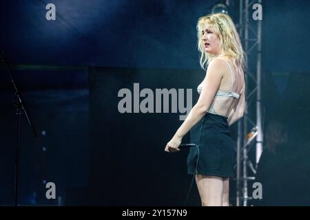 LAMBRINI GIRLS, CONCERTO, 2024: Phoebe Lunny cantante e chitarrista della punk band Lambrini Girls suona il far Out Stage. Quarto giorno del Green Man Festival 2024 al Glanusk Park, Brecon, Galles, il 18 agosto 2024. Foto: Rob Watkins. INFO: Le Lambrini Girls sono una band punk britannica, nota per le loro esibizioni energiche e l'atteggiamento disinvolto. Con riff di chitarra grintosi e testi ribelli, affrontano temi di empowerment, identità e problemi sociali, portando un tocco feroce e femminista alla scena punk. Foto Stock