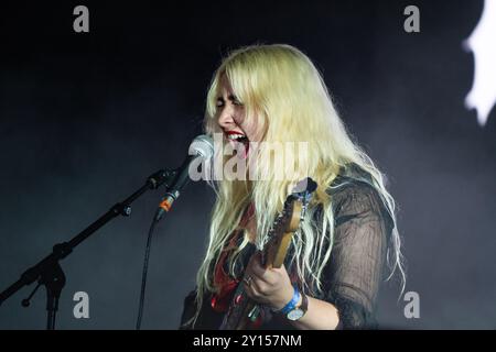 LAMBRINI GIRLS, CONCERTO, 2024: Lilly Macieira bassista della band punk Lambrini Girls suona il far Out Stage. Quarto giorno del Green Man Festival 2024 al Glanusk Park, Brecon, Galles, il 18 agosto 2024. Foto: Rob Watkins. INFO: Le Lambrini Girls sono una band punk britannica, nota per le loro esibizioni energiche e l'atteggiamento disinvolto. Con riff di chitarra grintosi e testi ribelli, affrontano temi di empowerment, identità e problemi sociali, portando un tocco feroce e femminista alla scena punk. Foto Stock