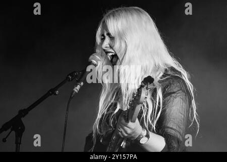 LAMBRINI GIRLS, CONCERTO, 2024: Lilly Macieira bassista della band punk Lambrini Girls suona il far Out Stage. Quarto giorno del Green Man Festival 2024 al Glanusk Park, Brecon, Galles, il 18 agosto 2024. Foto: Rob Watkins. INFO: Le Lambrini Girls sono una band punk britannica, nota per le loro esibizioni energiche e l'atteggiamento disinvolto. Con riff di chitarra grintosi e testi ribelli, affrontano temi di empowerment, identità e problemi sociali, portando un tocco feroce e femminista alla scena punk. Foto Stock