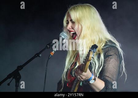 LAMBRINI GIRLS, CONCERTO, 2024: Lilly Macieira bassista della band punk Lambrini Girls suona il far Out Stage. Quarto giorno del Green Man Festival 2024 al Glanusk Park, Brecon, Galles, il 18 agosto 2024. Foto: Rob Watkins. INFO: Le Lambrini Girls sono una band punk britannica, nota per le loro esibizioni energiche e l'atteggiamento disinvolto. Con riff di chitarra grintosi e testi ribelli, affrontano temi di empowerment, identità e problemi sociali, portando un tocco feroce e femminista alla scena punk. Foto Stock