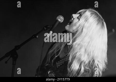 LAMBRINI GIRLS, CONCERTO, 2024: Lilly Macieira bassista della band punk Lambrini Girls suona il far Out Stage. Quarto giorno del Green Man Festival 2024 al Glanusk Park, Brecon, Galles, il 18 agosto 2024. Foto: Rob Watkins. INFO: Le Lambrini Girls sono una band punk britannica, nota per le loro esibizioni energiche e l'atteggiamento disinvolto. Con riff di chitarra grintosi e testi ribelli, affrontano temi di empowerment, identità e problemi sociali, portando un tocco feroce e femminista alla scena punk. Foto Stock