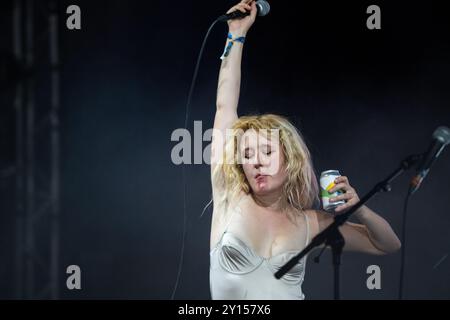 LAMBRINI GIRLS, CONCERTO, 2024: Phoebe Lunny cantante e chitarrista della punk band Lambrini Girls suona il far Out Stage. Quarto giorno del Green Man Festival 2024 al Glanusk Park, Brecon, Galles, il 18 agosto 2024. Foto: Rob Watkins. INFO: Le Lambrini Girls sono una band punk britannica, nota per le loro esibizioni energiche e l'atteggiamento disinvolto. Con riff di chitarra grintosi e testi ribelli, affrontano temi di empowerment, identità e problemi sociali, portando un tocco feroce e femminista alla scena punk. Foto Stock