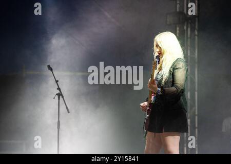 LAMBRINI GIRLS, CONCERTO, 2024: Lilly Macieira bassista della band punk Lambrini Girls suona il far Out Stage. Quarto giorno del Green Man Festival 2024 al Glanusk Park, Brecon, Galles, il 18 agosto 2024. Foto: Rob Watkins. INFO: Le Lambrini Girls sono una band punk britannica, nota per le loro esibizioni energiche e l'atteggiamento disinvolto. Con riff di chitarra grintosi e testi ribelli, affrontano temi di empowerment, identità e problemi sociali, portando un tocco feroce e femminista alla scena punk. Foto Stock