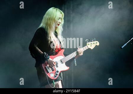 LAMBRINI GIRLS, CONCERTO, 2024: Lilly Macieira bassista della band punk Lambrini Girls suona il far Out Stage. Quarto giorno del Green Man Festival 2024 al Glanusk Park, Brecon, Galles, il 18 agosto 2024. Foto: Rob Watkins. INFO: Le Lambrini Girls sono una band punk britannica, nota per le loro esibizioni energiche e l'atteggiamento disinvolto. Con riff di chitarra grintosi e testi ribelli, affrontano temi di empowerment, identità e problemi sociali, portando un tocco feroce e femminista alla scena punk. Foto Stock