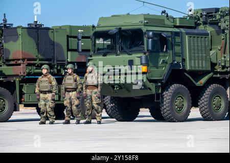 Todendorf, Germania, 4. Settembre 2024 Soldaten der Flugabwehrraketengruppe 61 vor ihrem IRIS-T Raketensystem *** Todendorf, Germania, 4 settembre 2024 soldati del gruppo missilistico di difesa aerea 61 di fronte al loro sistema missilistico IRIS T. Foto Stock