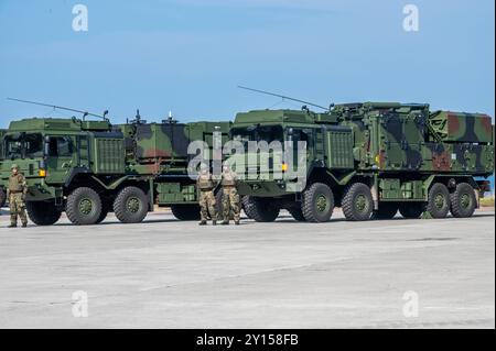 Todendorf, Germania, 4. Settembre 2024 Soldaten der Flugabwehrraketengruppe 61 vor ihrem IRIS-T Raketensystem *** Todendorf, Germania, 4 settembre 2024 soldati del gruppo missilistico di difesa aerea 61 di fronte al loro sistema missilistico IRIS T. Foto Stock