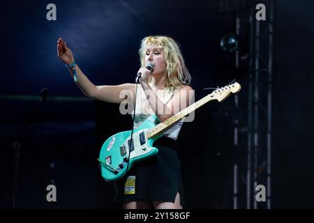 LAMBRINI GIRLS, CONCERTO, 2024: Phoebe Lunny cantante e chitarrista della punk band Lambrini Girls suona il far Out Stage. Quarto giorno del Green Man Festival 2024 al Glanusk Park, Brecon, Galles, il 18 agosto 2024. Foto: Rob Watkins. INFO: Le Lambrini Girls sono una band punk britannica, nota per le loro esibizioni energiche e l'atteggiamento disinvolto. Con riff di chitarra grintosi e testi ribelli, affrontano temi di empowerment, identità e problemi sociali, portando un tocco feroce e femminista alla scena punk. Foto Stock