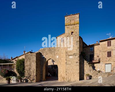 Porta Sant'Agata della città vecchia di Monticchiello, Toscana, Italia Foto Stock