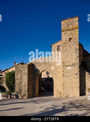 Porta Sant'Agata della città vecchia di Monticchiello, Toscana, Italia Foto Stock