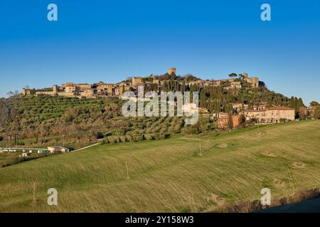 Monticchiello nel paesaggio della Valle d'Orcia, Toscana, Italia Foto Stock