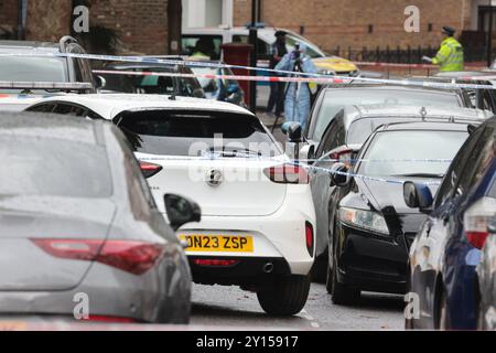 Londra, Regno Unito. 5 settembre 2024. Polizia scientifica sulla scena di Bravington Road W9, vicino a Queens Park, West London, dove un uomo di 20 anni e' stato ucciso in una sparatoria a tarda notte. Credito fotografico: Ben Cawthra/Sipa USA credito: SIPA USA/Alamy Live News Foto Stock