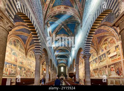 L'interno con affreschi della Collegiata di Santa Maria Assunta. Duomo, Duomo di Santa Maria Assunta, città medievale di San Gimignano, Toscana Foto Stock