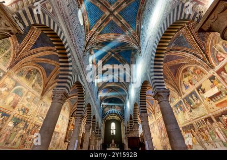 L'interno con affreschi della Collegiata di Santa Maria Assunta. Duomo, Duomo di Santa Maria Assunta, città medievale di San Gimignano, Toscana Foto Stock