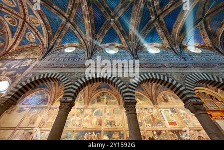 L'interno con affreschi della Collegiata di Santa Maria Assunta. Duomo, Duomo di Santa Maria Assunta, città medievale di San Gimignano, Toscana Foto Stock