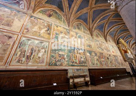 L'interno con affreschi della Collegiata di Santa Maria Assunta. Duomo, Duomo di Santa Maria Assunta, città medievale di San Gimignano, Toscana Foto Stock