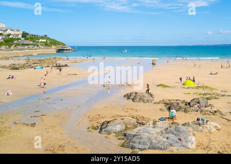 Meteo nel Regno Unito. I turisti si rilassano e si godono il sole estivo a Towan Beach a Newquay in Cornovaglia nel Regno Unito, in Europa. Foto Stock