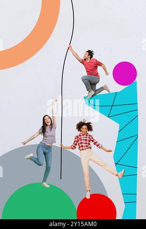 Grafica composita verticale immagine collage immagine di mini persone che ballano tengono la corda appesa isolata su sfondo creativo Foto Stock