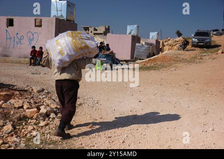 Aleppo, Siria. 21 febbraio 2023. Campi di sfollamento per i sopravvissuti al sisma nella città siriana di Darat Izza, nella campagna occidentale di Aleppo. Più di 250 famiglie di Jenderis e di altre città del nord-ovest della Siria colpite dal terremoto hanno cercato rifugio nei campi improvvisati. I terremoti che hanno colpito Turkiye e Siria il 6 febbraio 2023 hanno colpito pesantemente la Siria nord-occidentale Foto Stock