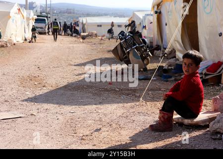 Aleppo, Siria. 21 febbraio 2023. Bambini nei campi di sfollamento per sopravvissuti al terremoto nella città siriana di Darat Izza, nella campagna occidentale di Aleppo. Più di 250 famiglie di Jenderis e di altre città del nord-ovest della Siria colpite dal terremoto hanno cercato rifugio nei campi improvvisati. I terremoti che hanno colpito Turkiye e Siria il 6 febbraio 2023 hanno colpito pesantemente la Siria nord-occidentale Foto Stock