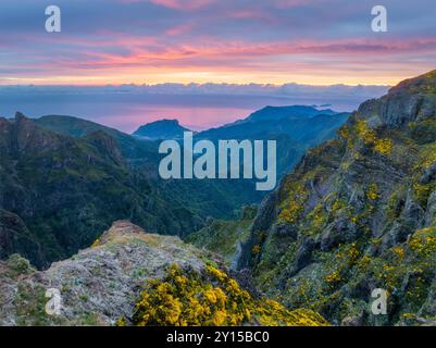 Montagne al sorgere del sole coperte di nebbia e nuvole. Isola di Madeira, Portogallo Foto Stock