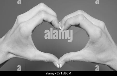 Primo piano di mani caucasiche femminili che formano una forma di cuore. Concetto di amore, affetto e San Valentino. STATI UNITI Foto Stock