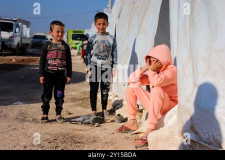 Aleppo, Siria. 21 febbraio 2023. Bambini nei campi di sfollamento per sopravvissuti al terremoto nella città siriana di Darat Izza, nella campagna occidentale di Aleppo. Più di 250 famiglie di Jenderis e di altre città del nord-ovest della Siria colpite dal terremoto hanno cercato rifugio nei campi improvvisati. I terremoti che hanno colpito Turkiye e Siria il 6 febbraio 2023 hanno colpito pesantemente la Siria nord-occidentale Foto Stock