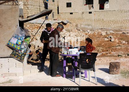 Aleppo, Siria. 21 febbraio 2023. Campi di sfollamento per i sopravvissuti al sisma nella città siriana di Darat Izza, nella campagna occidentale di Aleppo. Più di 250 famiglie di Jenderis e di altre città del nord-ovest della Siria colpite dal terremoto hanno cercato rifugio nei campi improvvisati. I terremoti che hanno colpito Turkiye e Siria il 6 febbraio 2023 hanno colpito pesantemente la Siria nord-occidentale Foto Stock