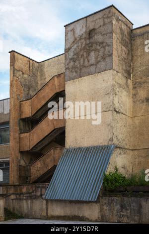 Pareti in cemento e resti di scale in un vecchio edificio industriale abbandonato. Foto Stock