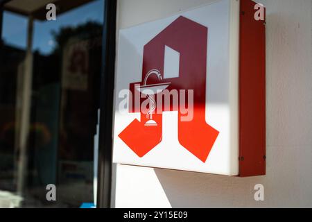 Melle, Germania 05. Settembre 2024: IM Bild: Apotheke mit dem Apothekenlogo Landkreis Osnabrück Niedersachsen *** Melle, Germania 05 settembre 2024 nella foto Farmacia con il logo della farmacia Distretto di Osnabrück bassa Sassonia Copyright: XFotostandx/xGelhotx Foto Stock