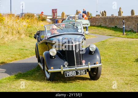 Un'auto ford Prefect d'epoca nera con targa HBB 316 che si muove su un percorso alla mostra di auto newbiggin Foto Stock