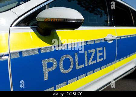 Melle, Germania 05. Settembre 2024: Im Bild: Ein Einsatzfahrzeug, Streifenwagen der Polizei mit Schriftzug. Landkreis Osnabrück Niedersachsen *** Melle, Germania 05 settembre 2024 nella foto un veicolo di emergenza, pattuglia della polizia con lettere Distretto di Osnabrück bassa Sassonia Copyright: XFotostandx/xGelhotx Foto Stock