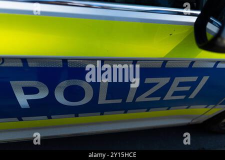 Melle, Germania 05. Settembre 2024: Im Bild: Ein Einsatzfahrzeug, Streifenwagen der Polizei mit Schriftzug. Landkreis Osnabrück Niedersachsen *** Melle, Germania 05 settembre 2024 nella foto un veicolo di emergenza, pattuglia della polizia con lettere Distretto di Osnabrück bassa Sassonia Copyright: XFotostandx/xGelhotx Foto Stock