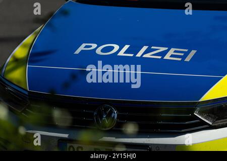 Melle, Germania 05. Settembre 2024: Im Bild: Ein Einsatzfahrzeug, Streifenwagen der Polizei mit Schriftzug. Landkreis Osnabrück Niedersachsen *** Melle, Germania 05 settembre 2024 nella foto un veicolo di emergenza, pattuglia della polizia con lettere Distretto di Osnabrück bassa Sassonia Copyright: XFotostandx/xGelhotx Foto Stock