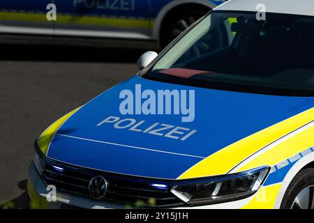 Melle, Germania 05. Settembre 2024: Im Bild: Ein Einsatzfahrzeug, Streifenwagen der Polizei mit Schriftzug. Landkreis Osnabrück Niedersachsen *** Melle, Germania 05 settembre 2024 nella foto un veicolo di emergenza, pattuglia della polizia con lettere Distretto di Osnabrück bassa Sassonia Copyright: XFotostandx/xGelhotx Foto Stock