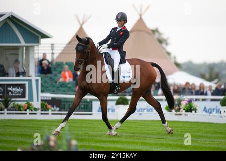 Stamford, Regno Unito. 5 settembre 2024. Ros Canter in sella all'Izilot DHI che rappresenta la Gran Bretagna durante la fase Dressage il giorno 1 dei 2024 Defender Burghley Horse Trials tenuti nei terreni di Burghley House a Stamford, Lincolnshire, Inghilterra, Regno Unito. Credito: Jonathan Clarke/Alamy Live News Foto Stock