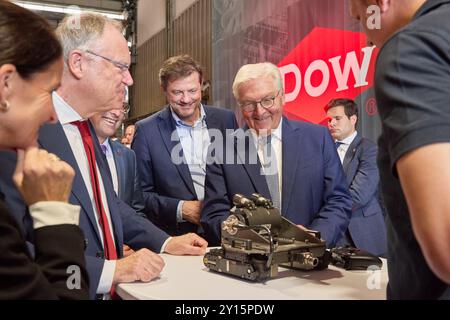 5 settembre 2024, bassa Sassonia, Stade: Julia Schlenz (l), Presidente di Dow Germania, Stephan Weil (SPD, 2° da sinistra), Ministro Presidente della bassa Sassonia, Oliver Grundmann (CDU, centro l), membro del Bundestag e Presidente federale Frank-Walter Steinmeier (SPD, centro r) si riuniscono durante una visita alla sede della società Dow per discutere la transizione energetica nella produzione industriale. Un cingolato, un robot con una telecamera per ispezionare i serbatoi di sostanze chimiche, può essere visto di fronte a loro. Il presidente federale Steinmeier ha visitato il sito di produzione di Dow come parte della sua serie di eventi "Workshop of Change", dove ha partecipato Foto Stock