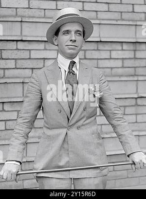 Charles Ponzi nel 1920 (1882-1949) un ciarlatano e truffatore italiano che operava negli Stati Uniti e in Canada - Uno schema Ponzi è una forma di frode che attira investitori e paga profitti a investitori precedenti con fondi provenienti da investitori più recenti. Foto Stock